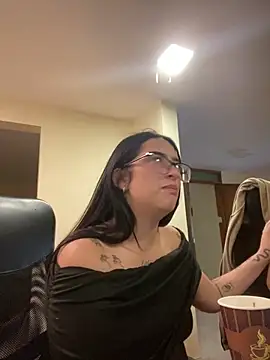 Snapshot of Kloe_Novoa chatting on May 18, 12:22 pm Kloe Novoa online show from May 18, 12:22 pm