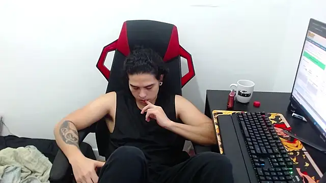 Snapshot of LiamRidesr chatting on November 3, 11:59 pm LiamRidesr online show from November 3, 11:59 pm