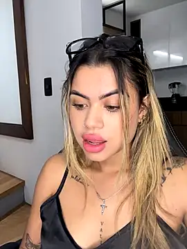 Snapshot of Alanna-foxx chatting on October 30, 1:18 am Alanna-foxx online show from October 30, 1:18 am