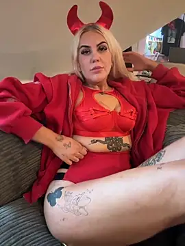 Snapshot of MissyLxox chatting on October 31, 11:44 am MissyLxox online show from October 31, 11:44 am