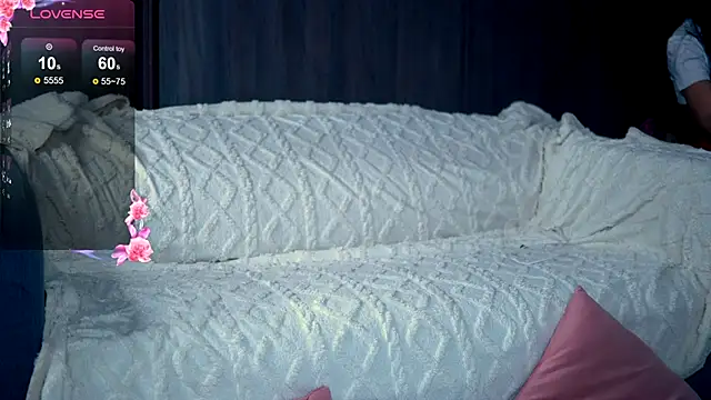 Snapshot of EmmaVayne chatting on December 22, 7:33 pm EmmaVayne online show from December 22, 7:33 pm