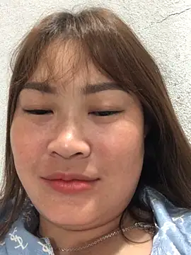 Snapshot of bombom1x chatting on October 28, 3:47 pm bombom1x online show from October 28, 3:47 pm