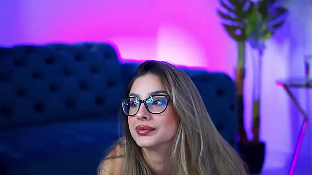 MaddieBryggs online show from November 15, 10:01 am