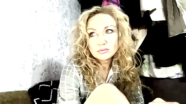 Snapshot of LilaniLoverx chatting on December 20, 10:22 am LilaniLoverx online show from December 20, 10:22 am