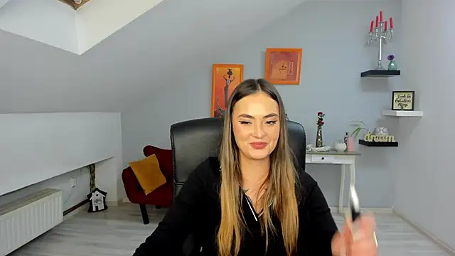 Snapshot of SerenLys chatting on November 4, 8:19 pm SerenLys online show from November 4, 8:19 pm