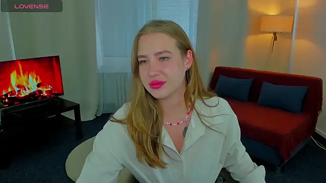 ElaraBloom online show from October 31, 1:45 pm