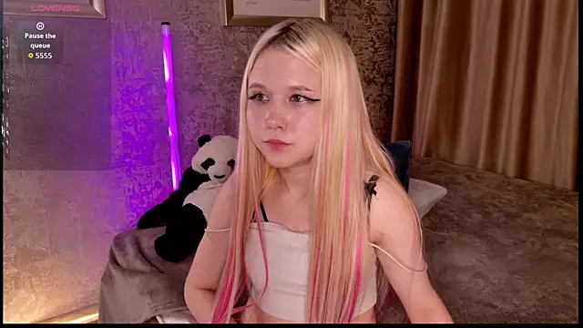 Snapshot of VivieSunn chatting on April 30, 8:57 pm VivieSunn online show from April 30, 8:57 pm