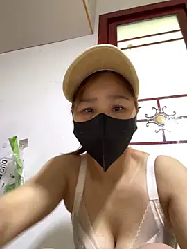 Snapshot of Zuzu-6 chatting on March 25, 1:22 am Zuzu-6 online show from March 25, 1:22 am