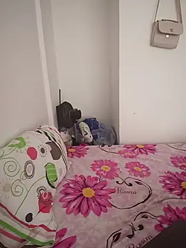 YeseniaRodriguez3 online show from December 17, 8:15 pm