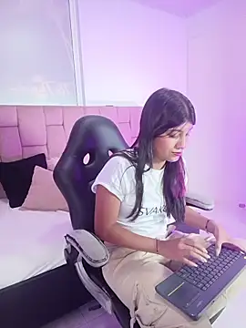YeseniaRodriguez3 online show from May 12, 7:33 pm