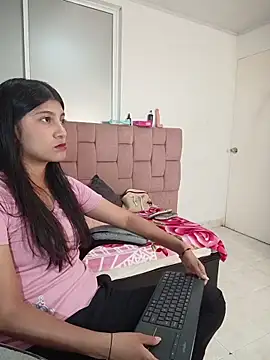 YeseniaRodriguez3 online show from May 19, 11:49 am