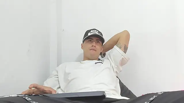 Snapshot of harold_777 chatting on October 30, 11:05 pm harold 777 online show from October 30, 11:05 pm