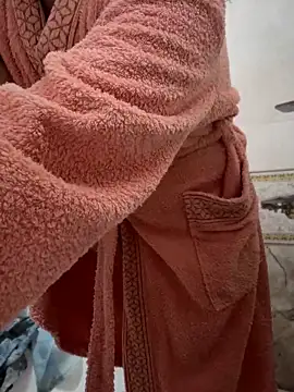 Snapshot of flo_emillia chatting on October 28, 4:42 pm flo emillia online show from October 28, 4:42 pm