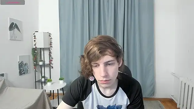 Snapshot of AvenGlow chatting on December 15, 5:12 am AvenGlow online show from December 15, 5:12 am