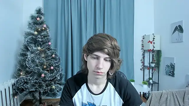 Snapshot of AvenGlow chatting on December 18, 5:02 am AvenGlow online show from December 18, 5:02 am