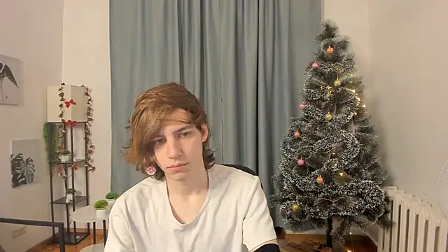 Snapshot of AvenGlow chatting on December 21, 5:03 am AvenGlow online show from December 21, 5:03 am