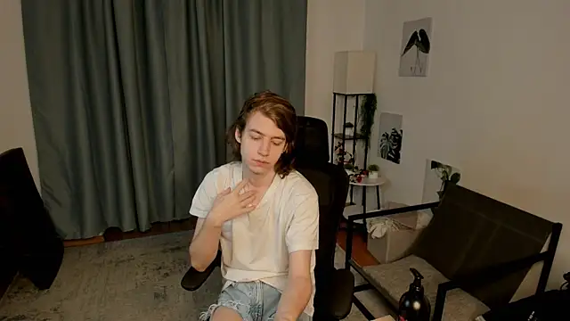 Snapshot of AvenGlow chatting on February 5, 5:23 am AvenGlow online show from February 5, 5:23 am