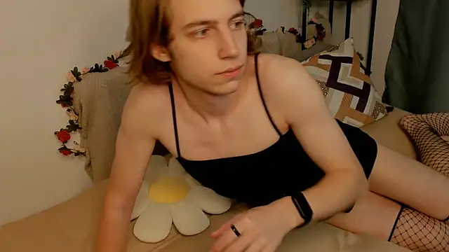 Snapshot of AvenGlow chatting on February 6, 6:40 am AvenGlow online show from February 6, 6:40 am