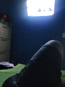 Snapshot of Tincho1051 chatting on February 19, 9:22 pm Tincho1051 online show from February 19, 9:22 pm