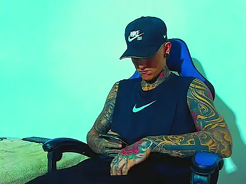 Snapshot of sexy_men_tatoo chatting on November 3, 10:05 am sexy men tatoo online show from November 3, 10:05 am