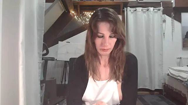 Snapshot of MissDyannis chatting on April 6, 8:10 pm MissDyannis online show from April 6, 8:10 pm