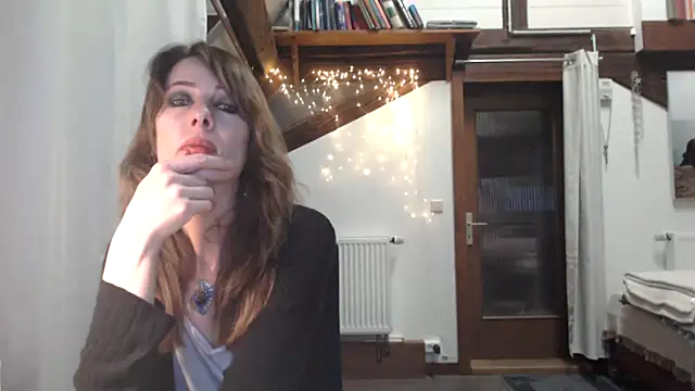 Snapshot of MissDyannis chatting on April 7, 10:09 pm MissDyannis online show from April 7, 10:09 pm