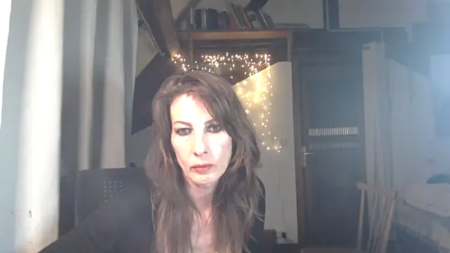 Snapshot of MissDyannis chatting on April 8, 9:15 pm MissDyannis online show from April 8, 9:15 pm