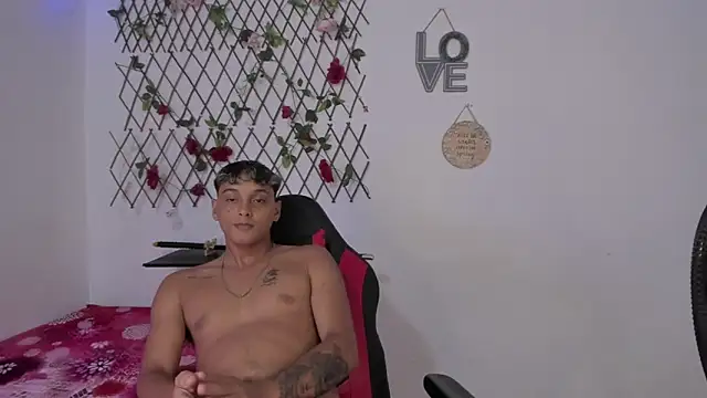 Snapshot of Fre_Grey chatting on October 28, 4:38 am Fre Grey online show from October 28, 4:38 am