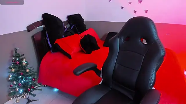 Snapshot of Monserrat_Cute_ chatting on December 18, 12:27 am Monserrat Cute online show from December 18, 12:27 am