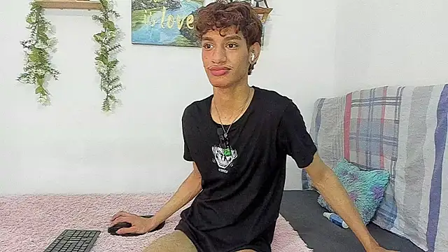 Snapshot of Augustvalen chatting on November 3, 7:59 pm Augustvalen online show from November 3, 7:59 pm