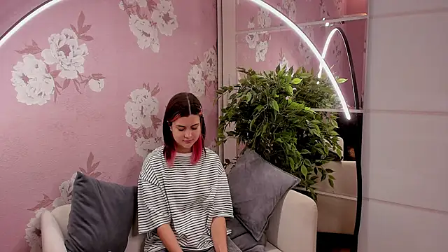 Snapshot of SharieTenuta chatting on November 1, 11:34 am SharieTenuta online show from November 1, 11:34 am