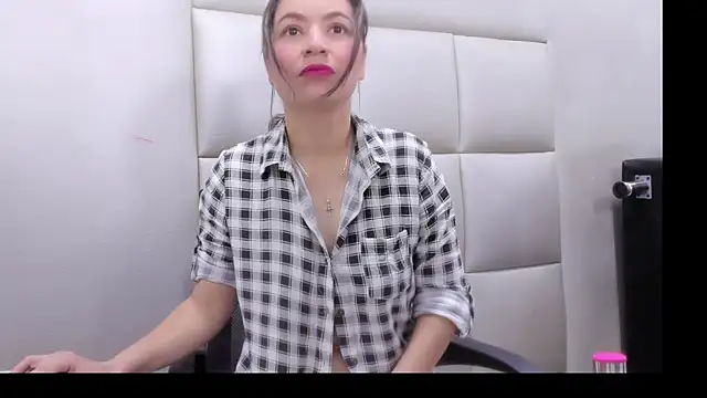 Snapshot of HannMachinne chatting on October 27, 10:47 pm HannMachinne online show from October 27, 10:47 pm