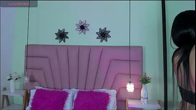 Kim Luna1 online show from May 6, 4:19 am