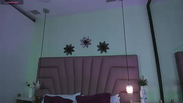 Kim Luna1 online show from May 21, 3:24 am