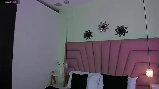 Kim Luna1 online show from May 22, 3:24 am