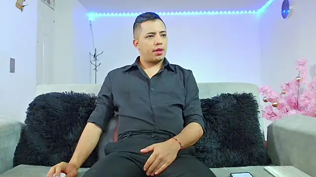 Snapshot of Mike_Fetiche chatting on December 18, 11:49 am Mike Fetiche online show from December 18, 11:49 am