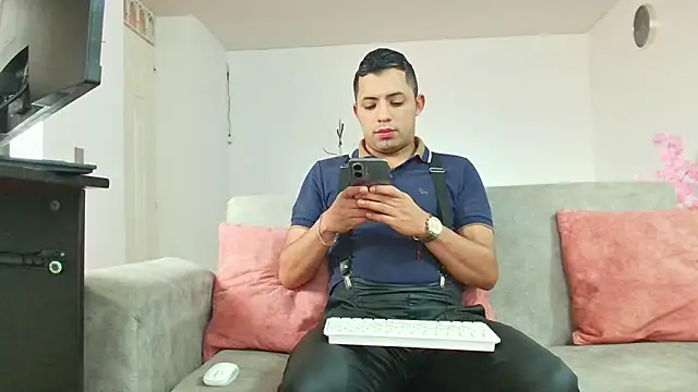 Snapshot of Mike_Fetiche chatting on February 3, 12:54 pm Mike Fetiche online show from February 3, 12:54 pm