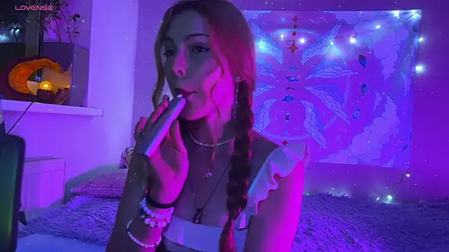 Snapshot of WavesMia chatting on November 4, 4:50 pm WavesMia online show from November 4, 4:50 pm