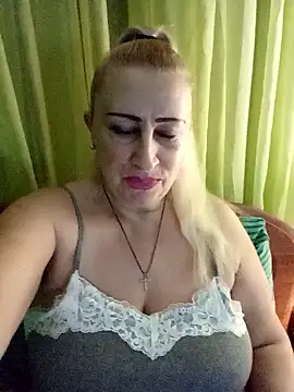 Snapshot of Esenia505 chatting on January 17, 8:01 pm Esenia505 online show from January 17, 8:01 pm