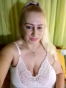 Snapshot of Esenia505 chatting on February 3, 4:43 am Esenia505 online show from February 3, 4:43 am