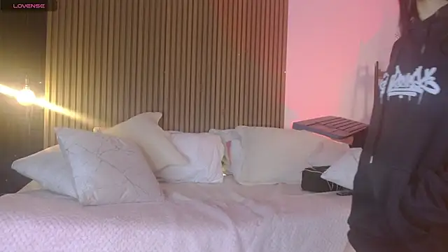 Snapshot of Skay_bluee chatting on October 29, 1:24 pm Skay bluee online show from October 29, 1:24 pm