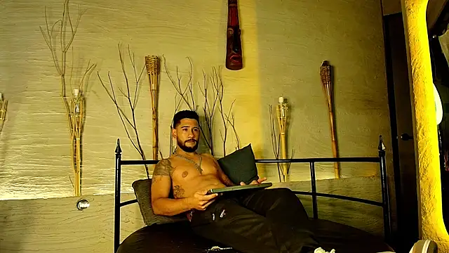 Snapshot of OwenScott chatting on October 31, 4:35 am OwenScott online show from October 31, 4:35 am