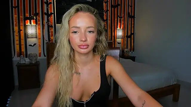 Snapshot of TangledChannels chatting on November 1, 3:19 am TangledChannels online show from November 1, 3:19 am