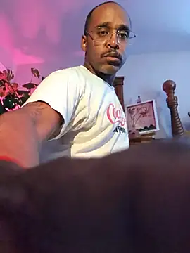 Snapshot of TraddyZaddy chatting on June 25, 5:17 pm TraddyZaddy online show from June 25, 5:17 pm