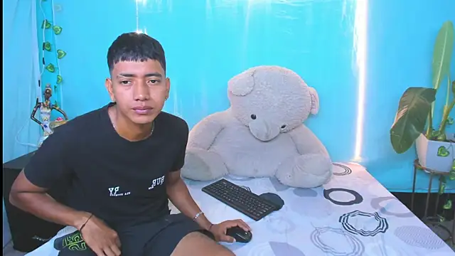 Snapshot of darwinandbrayann chatting on July 18, 2:43 pm darwinandbrayann online show from July 18, 2:43 pm