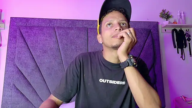 Snapshot of DamianandEva chatting on March 24, 11:59 am DamianandEva online show from March 24, 11:59 am