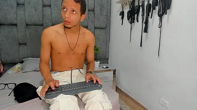 Snapshot of DamianandEva chatting on March 28, 12:49 pm DamianandEva online show from March 28, 12:49 pm