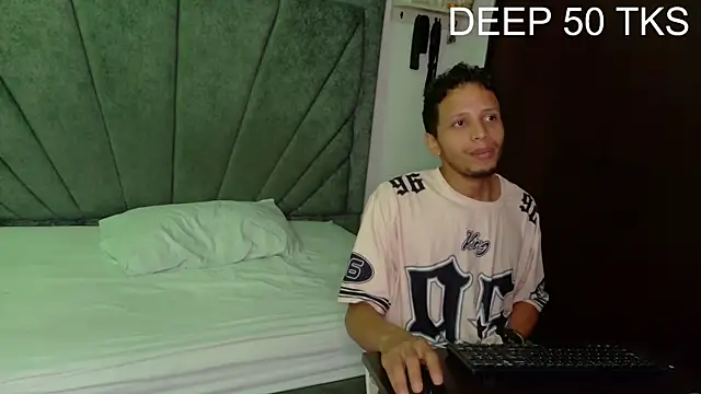 Snapshot of DamianandEva chatting on April 1, 12:39 pm DamianandEva online show from April 1, 12:39 pm