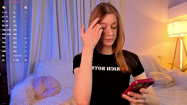 Snapshot of SweetVee chatting on April 2, 6:44 am SweetVee online show from April 2, 6:44 am