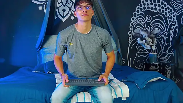 AlessioVitale online show from December 20, 12:01 pm